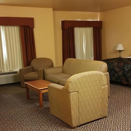 Hiway Inn Express Of Broken Bow Room photo