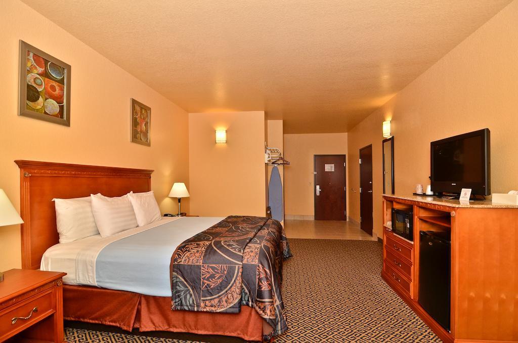 Hiway Inn Express Of Broken Bow Room photo