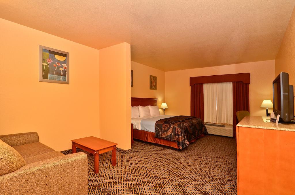 Hiway Inn Express Of Broken Bow Room photo