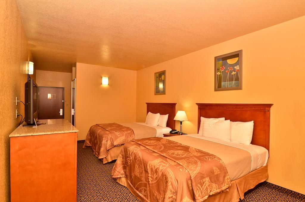 Hiway Inn Express Of Broken Bow Room photo